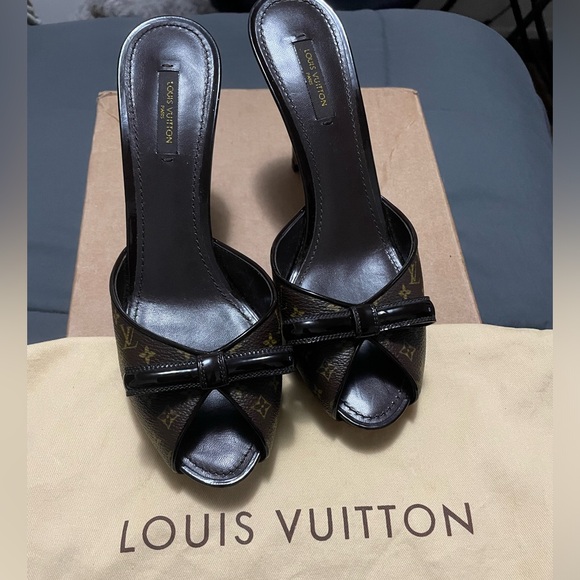 Louis Vuitton slides size 9 - Picture 7 of 7